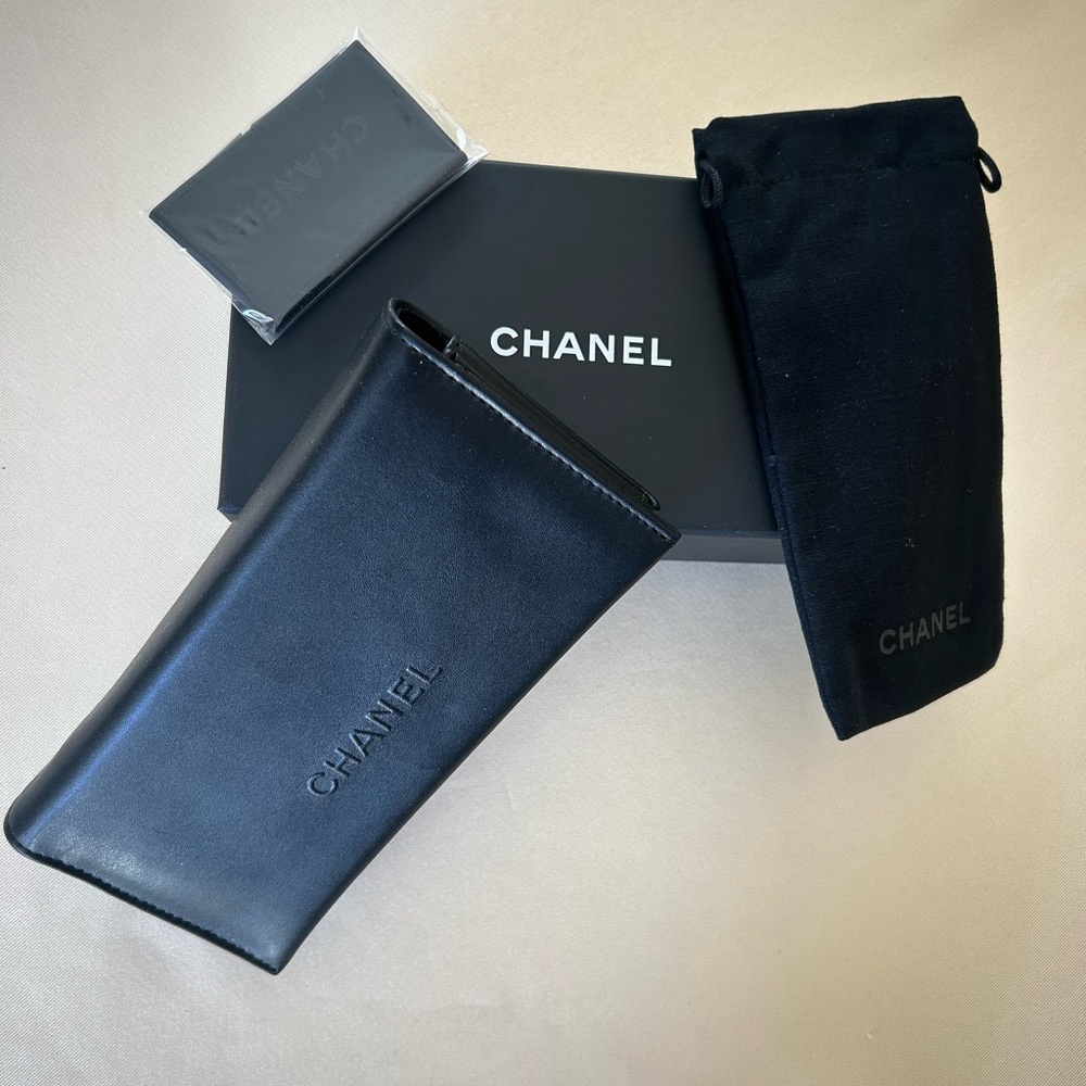 CHANEL Black Leather case with Chanel pouch and cloth. Extra sleeve inside